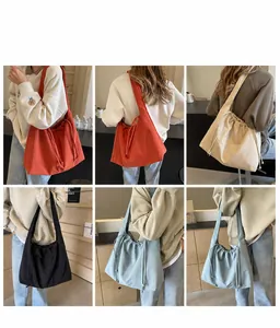 Detaillierte Rasteransicht verschiedener bunter Canvas-Taschen mit Kordelzug