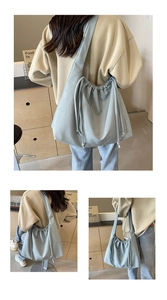 Dettaglio della borsa a nuvola azzurra con texture in nylon a pieghe e capienza