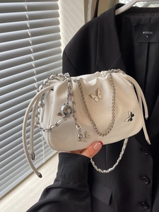 Sac seau plissé blanc chic avec breloques papillon argentées et bandoulière chaîne