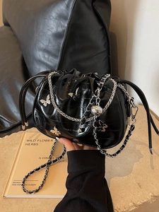 Sac seau plissé noir brillant à la mode avec papillon argenté et bandoulière