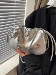 Sac seau en cuir argenté plissé avec breloques papillon et bandoulière chaîne