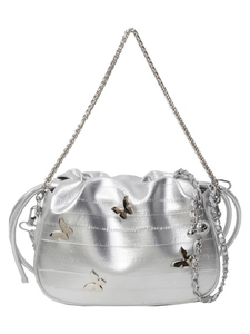 Sac seau argenté chic avec papillons métalliques et bandoulière sur fond blanc