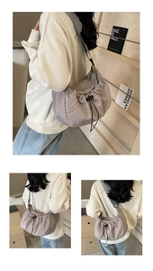 Détail du sac bandoulière plissé lilas avec sangle réglable et fermeture à cordon