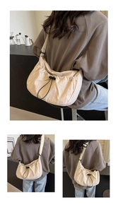 Détails du sac bandoulière beige en nylon plissé avec fermeture à cordon et large sangle