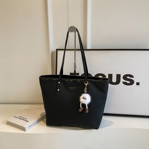 Grand sac cabas noir en paille avec texture verticale et joli pendentif en peluche