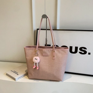 Sac cabas en paille rose avec fines bretelles et pendentif en peluche amusant