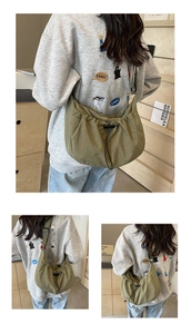 Détail du sac hobo en toile vert armée avec cordon de serrage et bandoulière réglable
