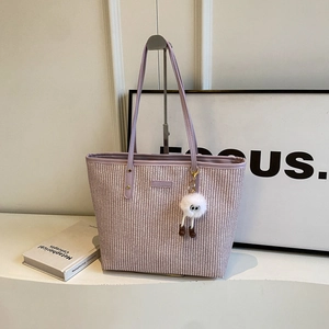 Sac fourre-tout tissé lavande avec bandoulière et charmant pendentif en peluche œil