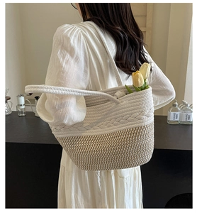 Détail d'un sac cabas bicolore tissé main avec texture tressée et longues anses en corde