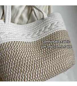 Gros plan du sac cabas tissé montrant le motif sergé kaki et blanc et la texture souple