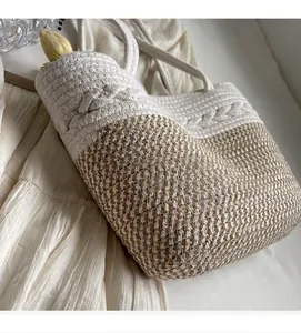 Vue détaillée du motif de tissage contrasté et de la texture crème du sac cabas d'été