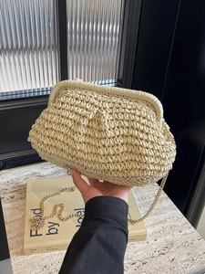 Handmade Straw Woven Shell Crossbody Bag For Women Summer Beach Vacation Cloud Clutch Bag With Golden Metal Chain Strap