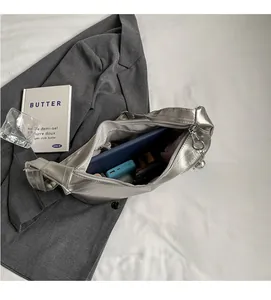 Sac hobo argenté avec intérieur spacieux pour tablette et accessoires quotidiens