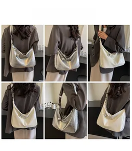 Vues multiples de grands sacs croissants argent et beige avec finition métallique texturée