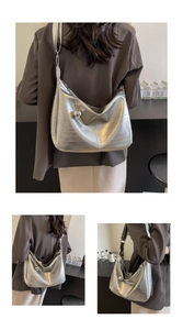 Gros plan du sac hobo argenté avec texture métallique, large bandoulière et boule en métal