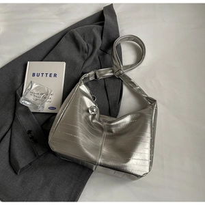 Détail du sac hobo argenté à motif crocodile avec fermeture éclair à bille métallique