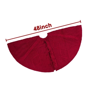 Détail du jupe de sapin de Noël tricotée rouge de 48 pouces avec motif torsadé