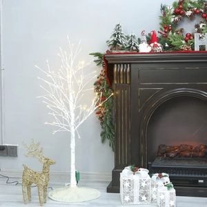 Atmosfera festosa con albero di betulla a LED e decorazioni natalizie sul camino