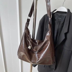 Grand sac fourre-tout marron foncé en cuir verni façon crocodile avec breloque argentée