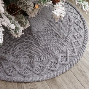Falda de árbol de Navidad tejida en gris con diseño trenzado para decoración de casa