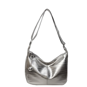 Sac à bandoulière argenté plissé avec breloque sphérique et texture métallique chic