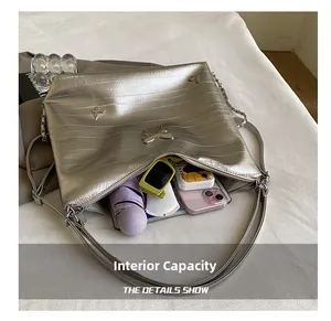 Capacità interna della borsa tote argento metallizzato con oggetti di uso comune