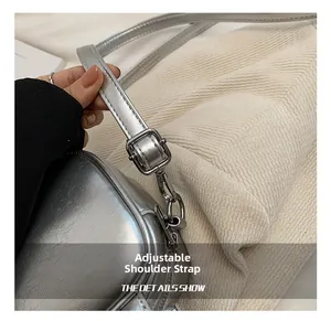 Κοντινό πλάνο ρυθμιζόμενου ιμάντα με μεταλλική αγκράφα σε ασημί τσάντα