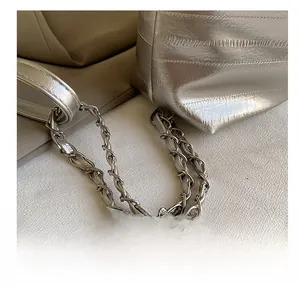 Dettaglio borsa tote argento metallizzato con tracolla a catena argentata di qualità