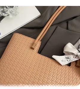 Vue détaillée du sac cabas en cuir tressé avec foulard décoratif et coutures faites main