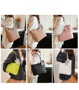 Collage de sacs cabas tissés en six couleurs avec foulards en soie sur les poignées