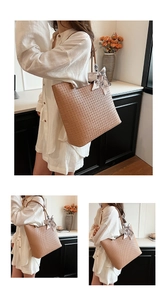 Détail d'un sac cabas tissé marron clair avec un élégant foulard en soie à fleurs