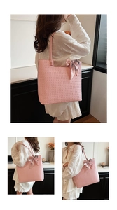 Détail d'un sac cabas tissé rose avec un foulard floral décoratif et une fine bandoulière
