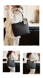 Détail d'un sac cabas tissé noir avec un élégant foulard fleuri noué sur l'anse