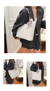 Détail du grand sac cabas blanc tissé avec accessoire foulard en soie et design élégant