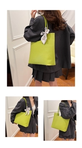Vue détaillée du sac cabas vert tressé avec foulard décoratif imprimé noir et blanc