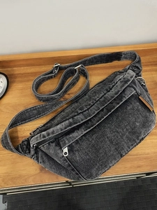 Borsa a tracolla in denim lavato nero con tasche multiple e tracolla regolabile