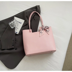 Sac fourre-tout rose tressé avec nœud en foulard fleuri et rivets de protection à la base