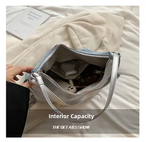 Vista interna della borsa tote in denim e pelle che mostra l'ampio spazio per gli oggetti