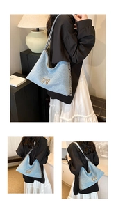 Dettaglio borsa glitter azzurra con fiocco metallico e tracolla a catena
