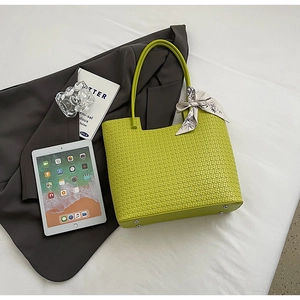 Détail du sac cabas vert tissé avec foulard en soie et rivets de protection