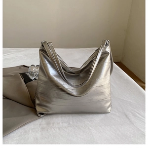 Dettaglio della grande borsa hobo argento con finitura metallica a trama orizzontale