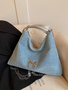Borsa hobo glitter azzurra con fibbia a fiocco dorato e tracolla a catena