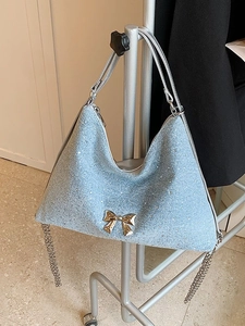 Borsa hobo in denim blu con strass scintillanti, fiocco argento e dettagli catena