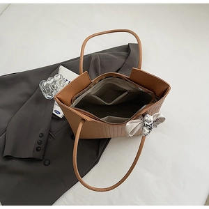Détail de l'intérieur du cabas tissé marron avec poches internes et foulard en soie