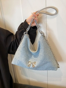 Borsa tote glitterata azzurra con fiocco dorato e doppia tracolla a catena