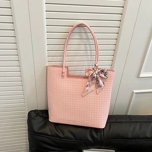 Sac cabas rose tressé avec foulard en soie floral et longues poignées pour le quotidien