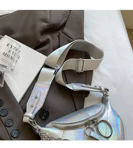 Détail du sac à bandoulière argenté irisé avec sangle tissée et chaîne en métal