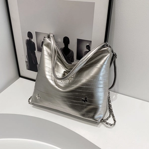 Borsa tote argento metallizzato con strisce orizzontali e decorazioni a farfalla su base bianca