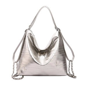 Borsa hobo argento in pelle metallizzata con ciondoli a farfalla e pieghe