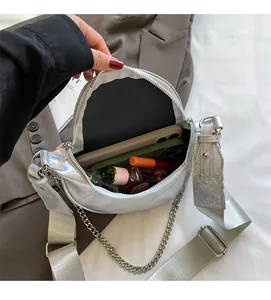 Intérieur spacieux du sac croissant holographique avec chaîne et bandoulière réglable